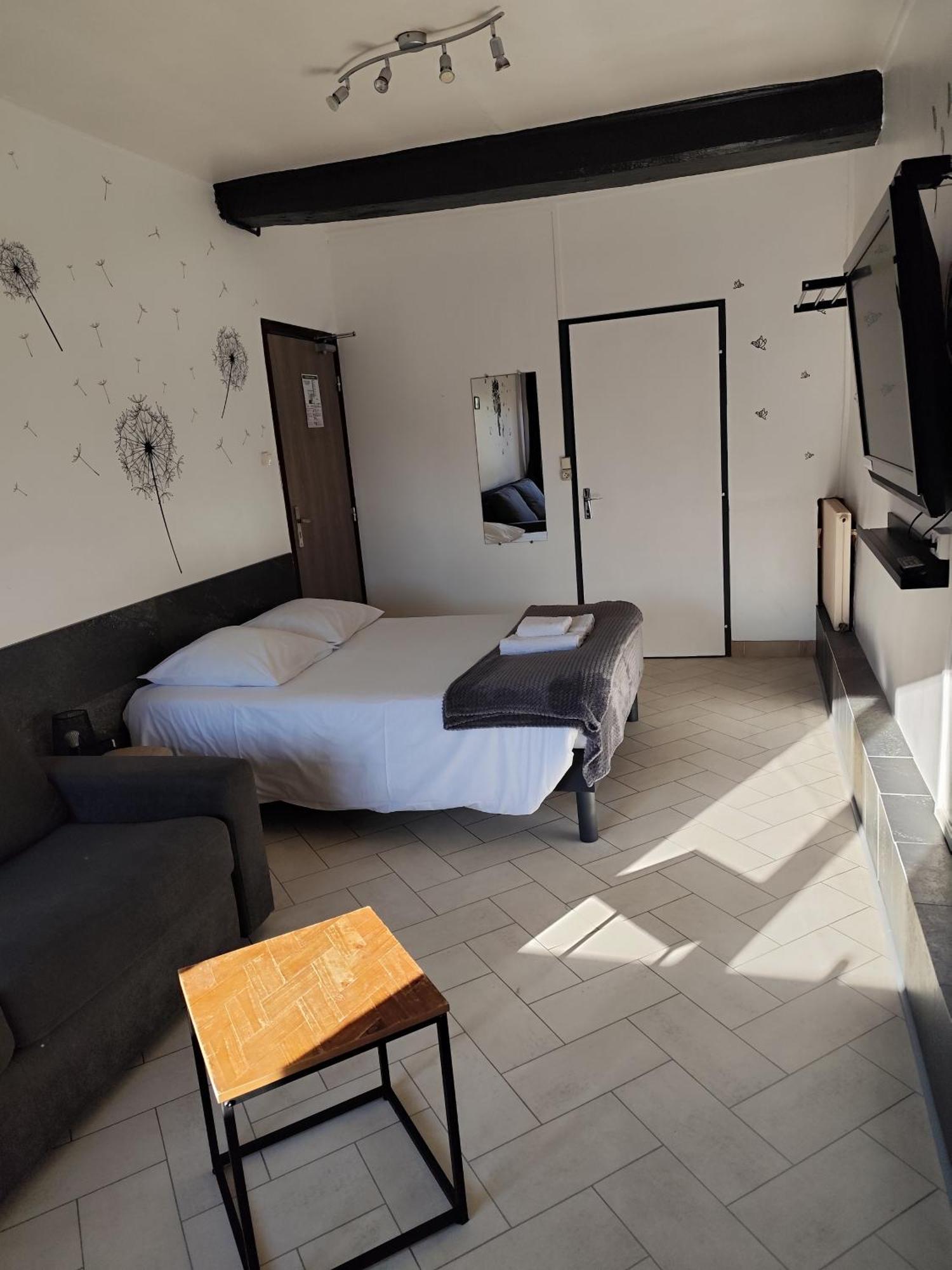 Hotel De La Place Loyettes Eksteriør bilde