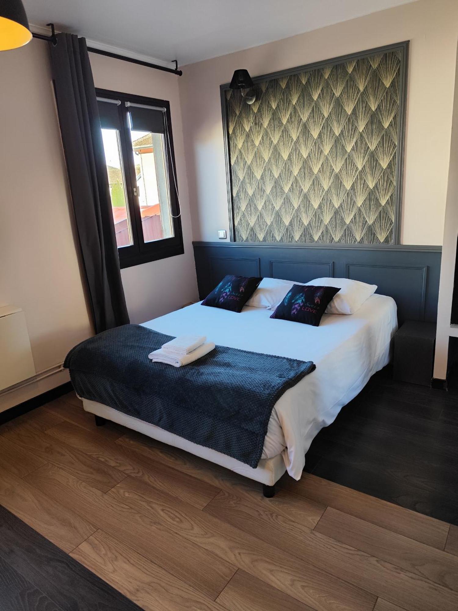 Hotel De La Place Loyettes Eksteriør bilde