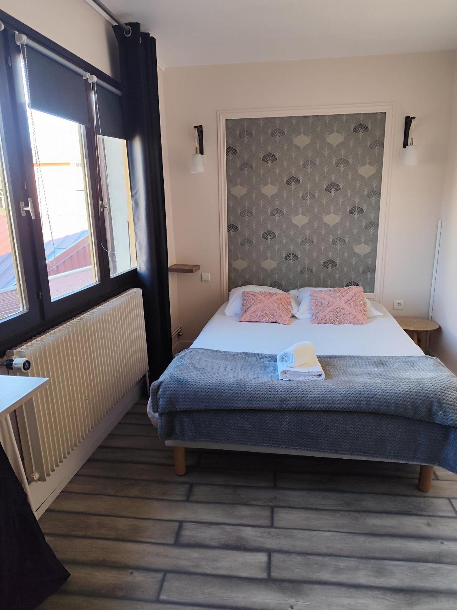 Hotel De La Place Loyettes Eksteriør bilde